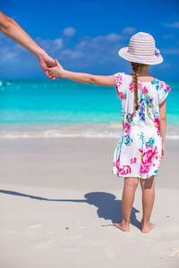 可爱的小女孩，戴着帽子在暑假期间的海滩
