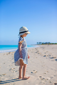 可爱的小女孩，在暑假期间海滩的太阳镜