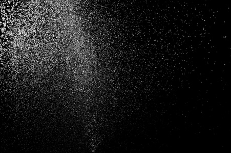 黑色背景上抽象的水溅。 白色粒子的冻结运动。 雨雪覆盖纹理。