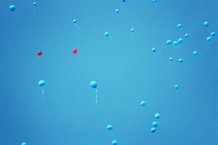 很多气球在天空中