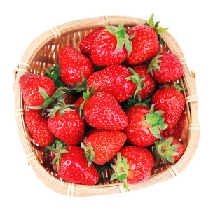 成熟的甜草莓在柳条篮子里，白色衬底上分离