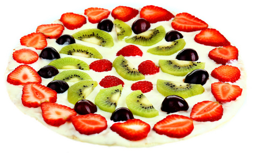 自制的甜比萨与孤立的白色衬底上的水果