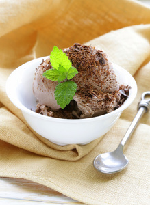 美味新鲜自制巧克力冰淇淋夏日甜点