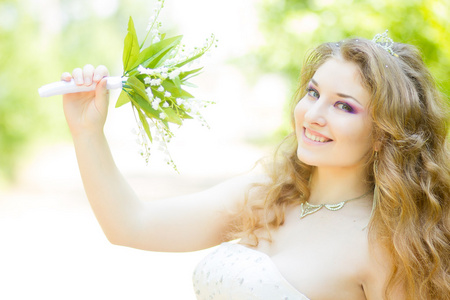 一个漂亮的年轻新娘华丽的婚纱自然中的肖像