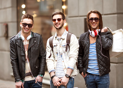 三个年轻的男性时尚 metraseksualy 商店购物步行