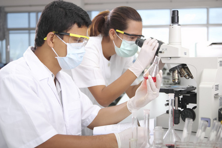 年轻的女科学家和男性科学家在实验室