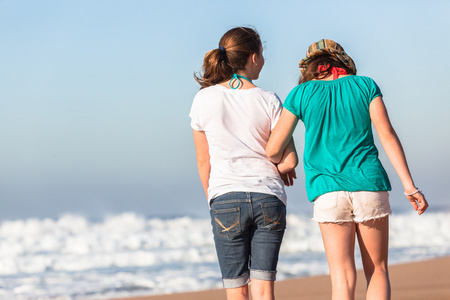 十几岁的女孩出去玩沙滩海浪图片