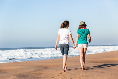 十几岁的女孩出去玩沙滩海浪图片