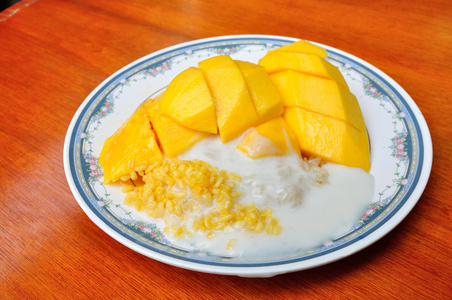 泰式热带甜点，用芒果糯米饭吃