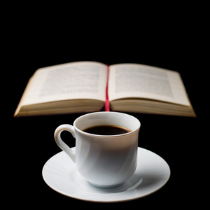咖啡杯里拿着本书