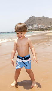 漂亮的小男孩在沙滩上