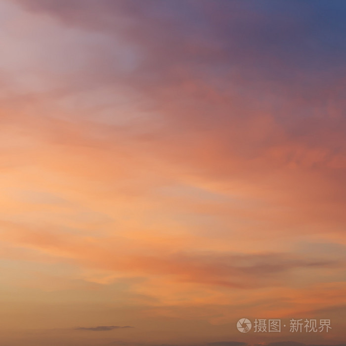 粉红色和黄色的夕阳的天空在夏天