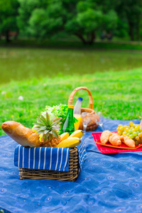 野餐篮子面包和水果瓶白葡萄酒