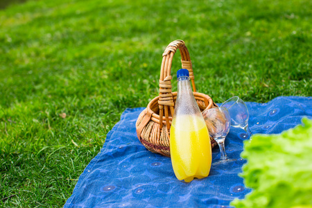 野餐篮子面包和水果瓶白葡萄酒