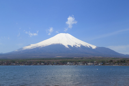 富士山在山中湖，日本