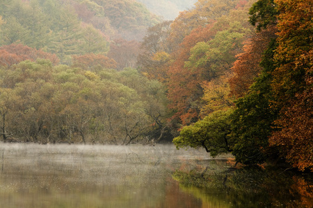 秋天风景与美丽的 jusanji 湖