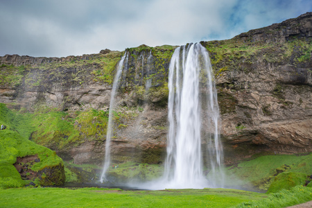 宽视角的 seljalandsfoss，在冰岛南部瀑布