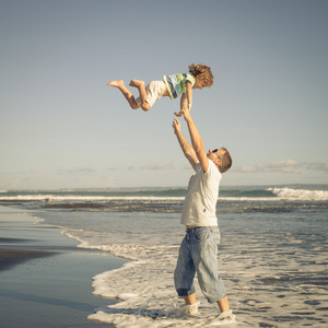 父亲和儿子在海滩上玩了一天时间