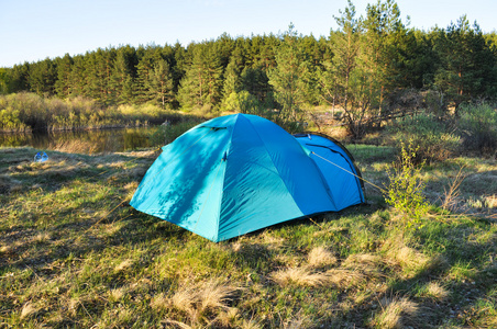 在河岸边的野营帐篷