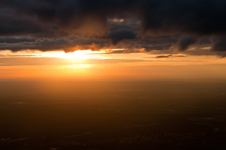 戏剧性的夕阳的天空鸟瞰图