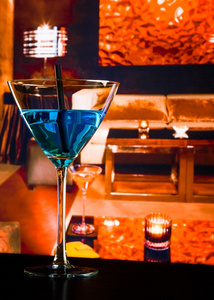 Copa cctel azul sobre una mesa de bar lounge蓝色鸡尾酒喝杯酒吧桌上