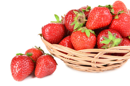 成熟的甜草莓在柳条编织的篮子