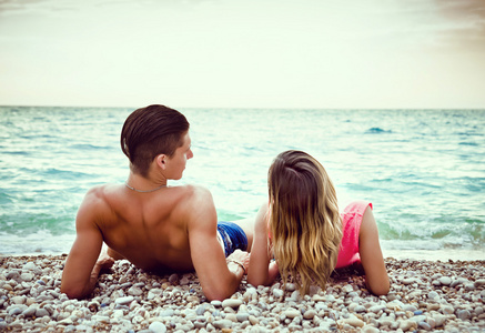 对年轻的夫妇是在沙滩上放松