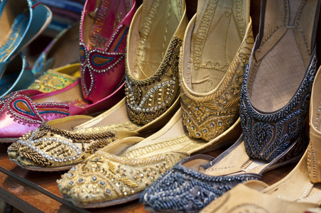 传统的多彩阿拉伯文拖鞋