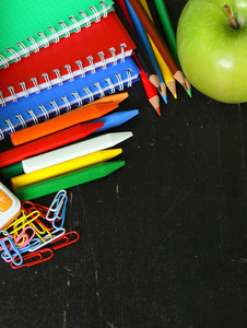回到学校的概念，学校文具多彩多姿的铅笔和笔记本