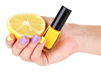 女子手里抱着新鲜的柠檬和瓶指甲油的时尚多彩钉