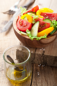 健康沙拉配番茄黄瓜和辣椒