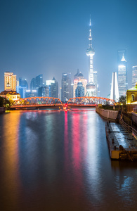 花园桥和上海的天际线在晚上