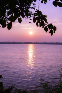 经湄公河前往泰国的景色