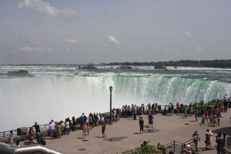远处的马蹄瀑布，加拿大人，与游客