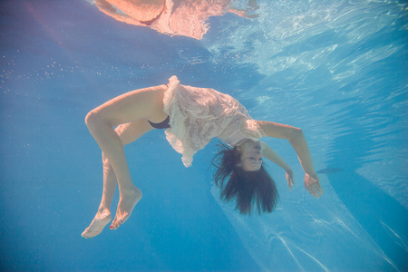 年轻女子游泳 undewater