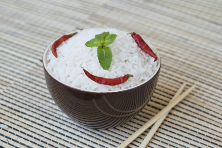 碗里的米饭饰红辣椒