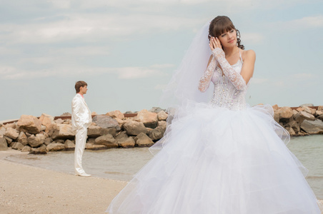 年轻美丽的新娘，在沙滩上的贝壳