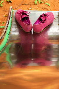 操场和粉红色的鞋子