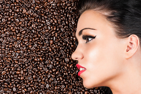咖啡豆在一个美丽的女人的脸