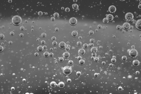 在液体中的气泡。抽象的黑白背景