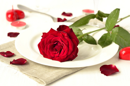 红玫瑰和蜡烛浪漫的晚餐图片