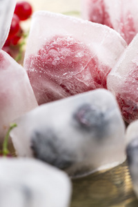 冻在冰块中的新鲜浆果