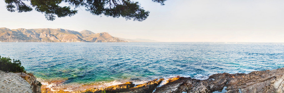 蔚蓝的海，海岸线的全景视图。帕洛马海滩法国