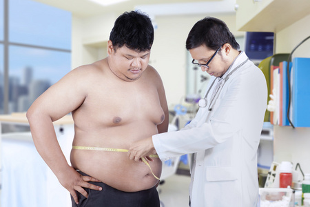 医生测量病人的肥胖
