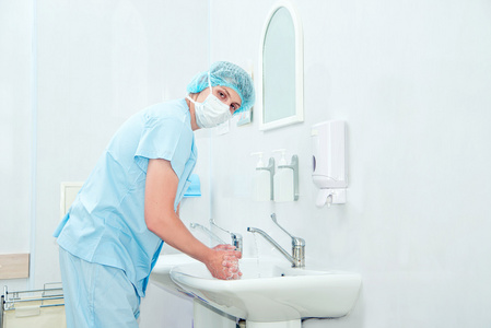 手术前外科医生洗手图片