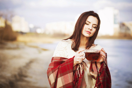 在户外的检查模式格子喝茶，俯视附近的湖中的黑发女人。副本空间