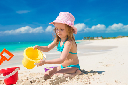 可爱的小女孩上海滩度假, 玩玩具
