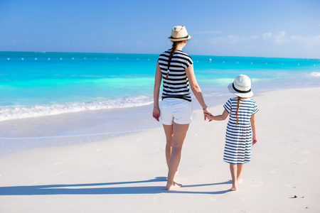 回观的幸福母亲与加勒比海滩的小女儿