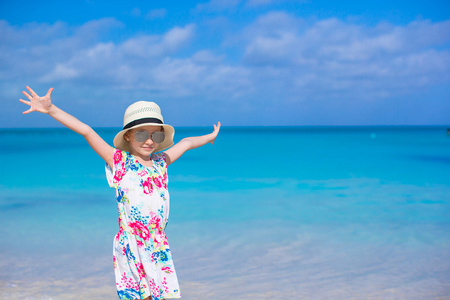 可爱的小女孩，在白色的沙滩，在暑假期间