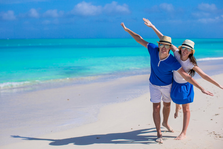 幸福的家庭在加勒比海滩度假有乐趣